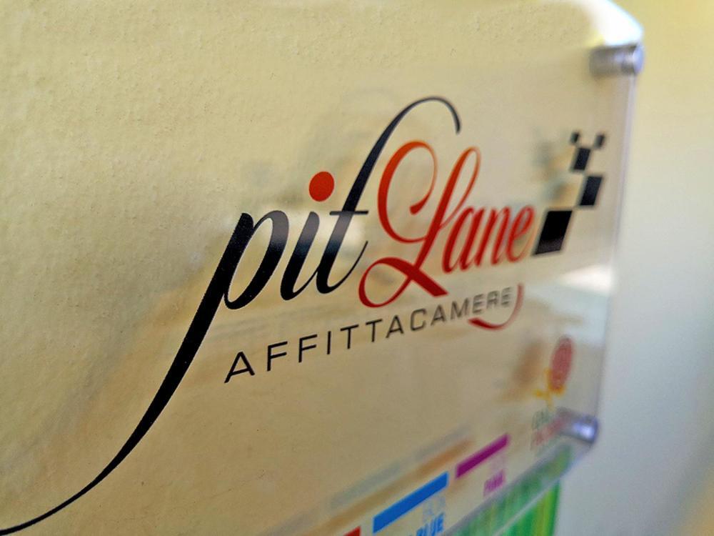 Pit Lane Affittacamere Оффида Экстерьер фото